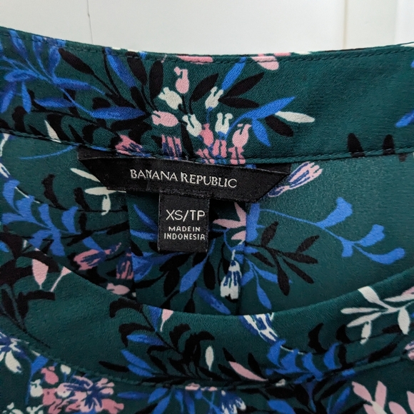 Like new green floral blouse - Picture 3 of 4